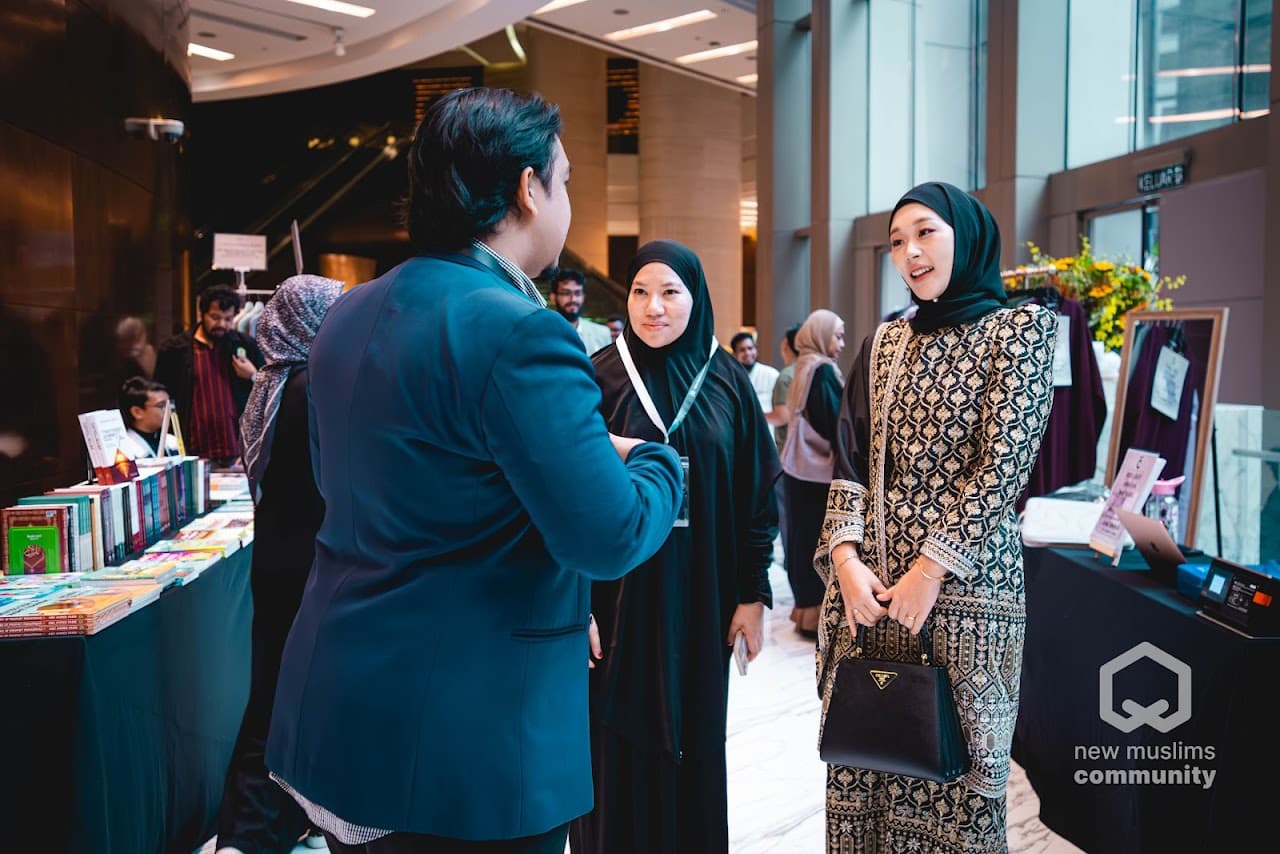 Guests networking between sessions
